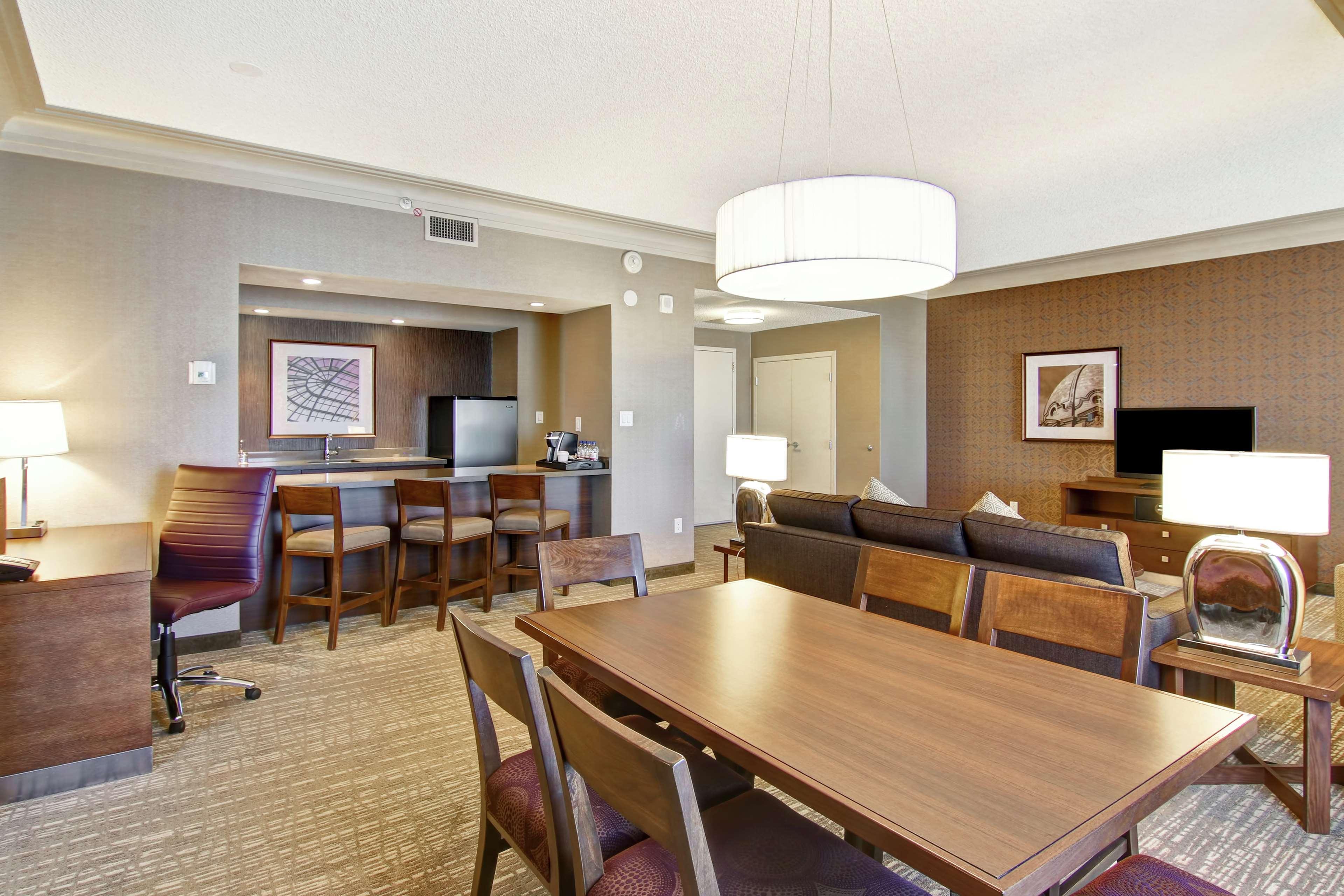 Doubletree By Hilton West Edmonton Hotell Exteriör bild